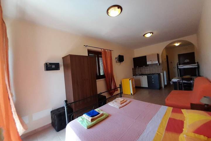 Location de vacances pour 4 personnes, avec balcon ainsi que piscine et jardin à Montebello di Bertona