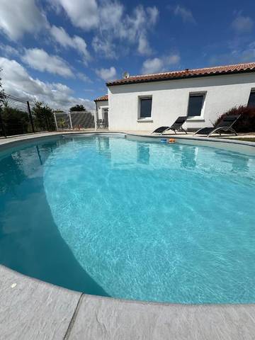 Gîte pour 6 personnes, avec piscine ainsi que jardin et vue à Le Bernard