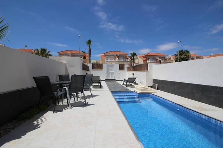 Villa voor 6 personen, with Balkon and Terras as well as Tuin and Zwembad in La Zenia