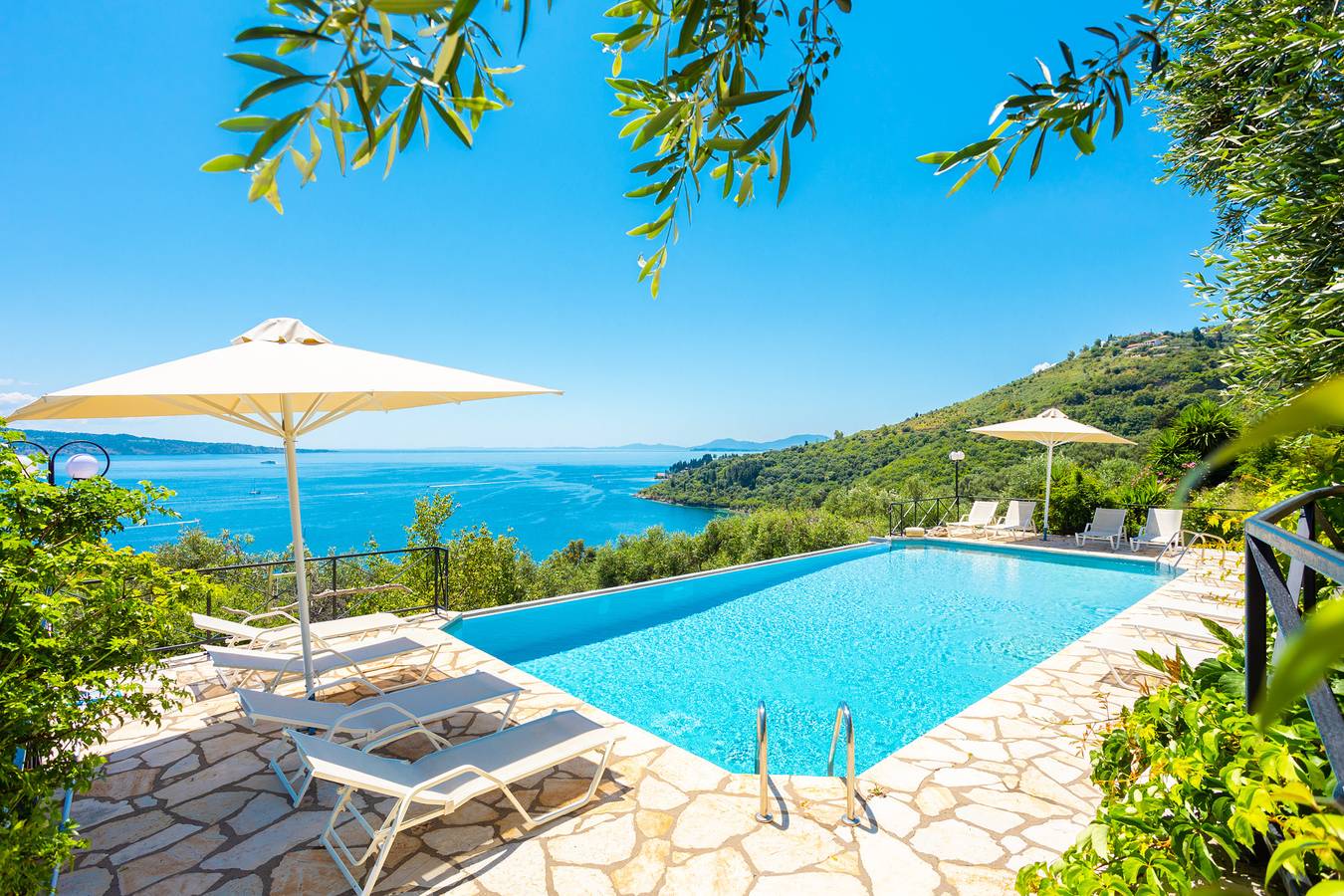 Villa Vasso: Large Private Pool, Walk to Beach, Sea Views, A/C, Wifi in Paralia Kerasia, Corfu