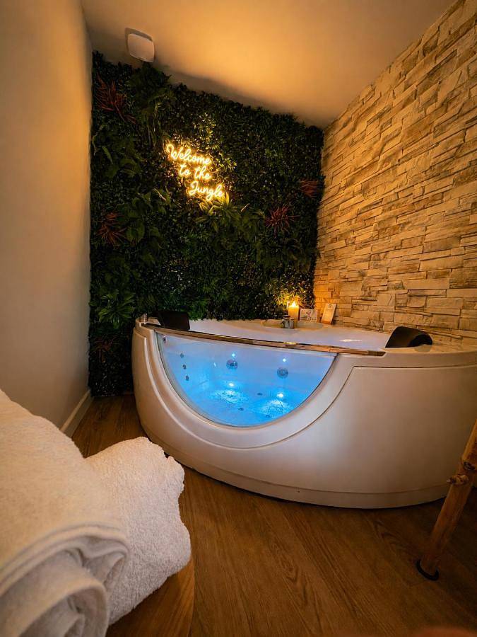 Gîte pour 4 personnes, avec Jacuzzi et Terrasse ainsi que Jardin et Vue à Gleizé - 4