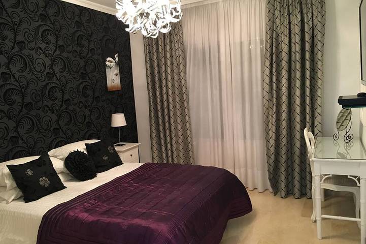 Appartement entier, Bel appartement au rez-de-chaussée avec jardin, à côté de la piscine. Wifi et parking gratuits in Sun Park (Estepona), Estepona