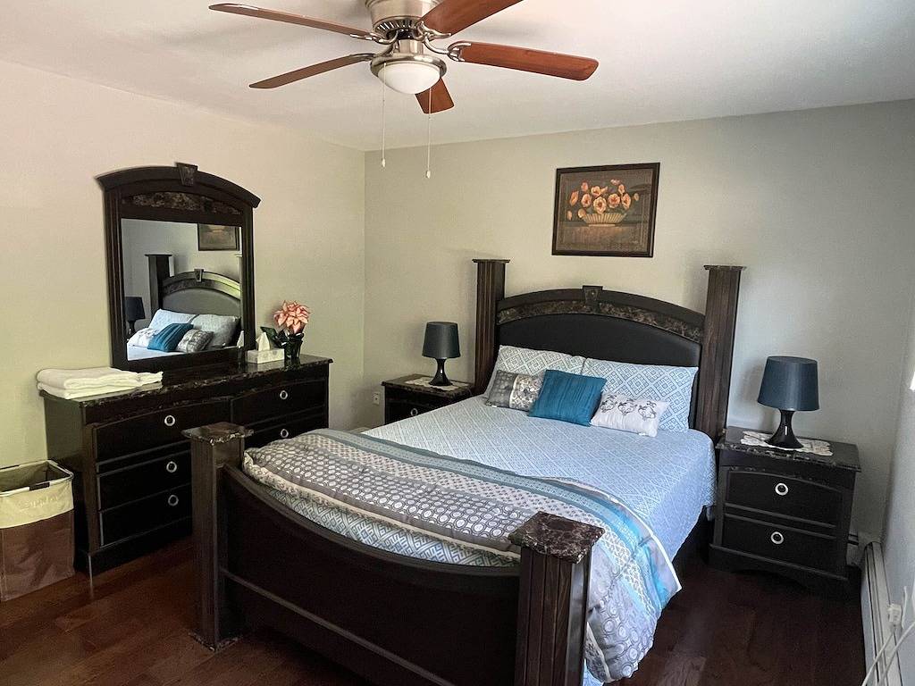 Ganze Wohnung, Geräumiger Komplex im modernen Stil in Centereach, Suffolk County