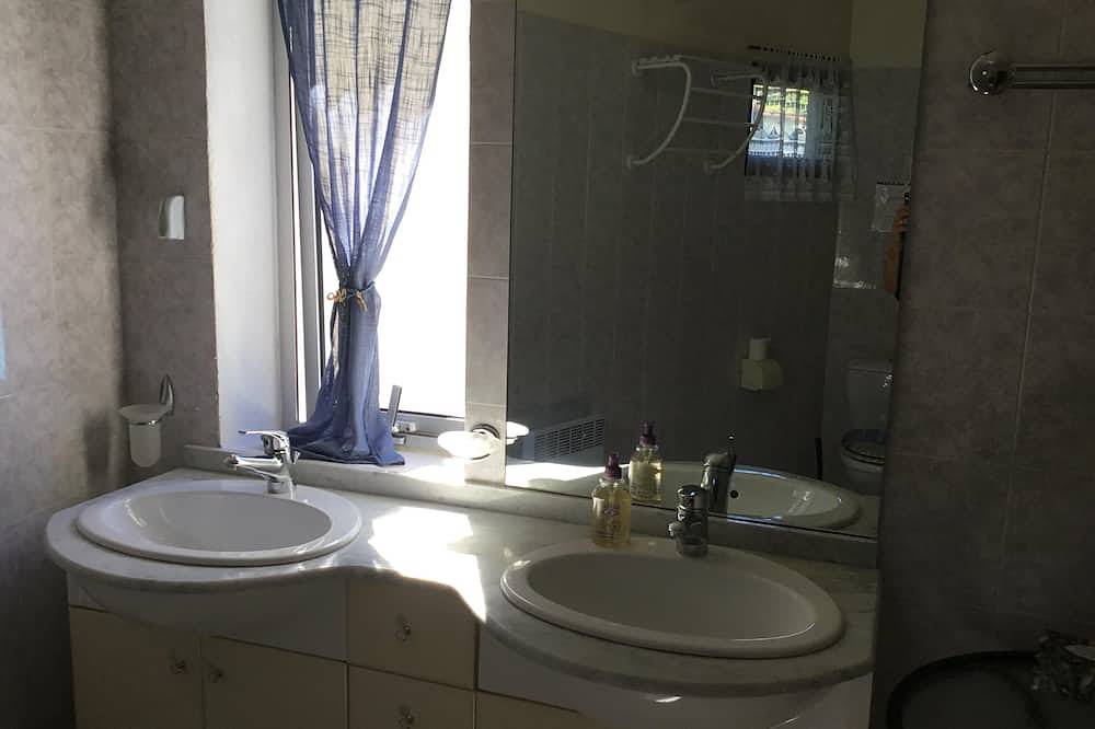 Country house with large garden and swimming pool, 12km from beach and lake in Naujac-sur-Mer, Lesparre-Médoc region
