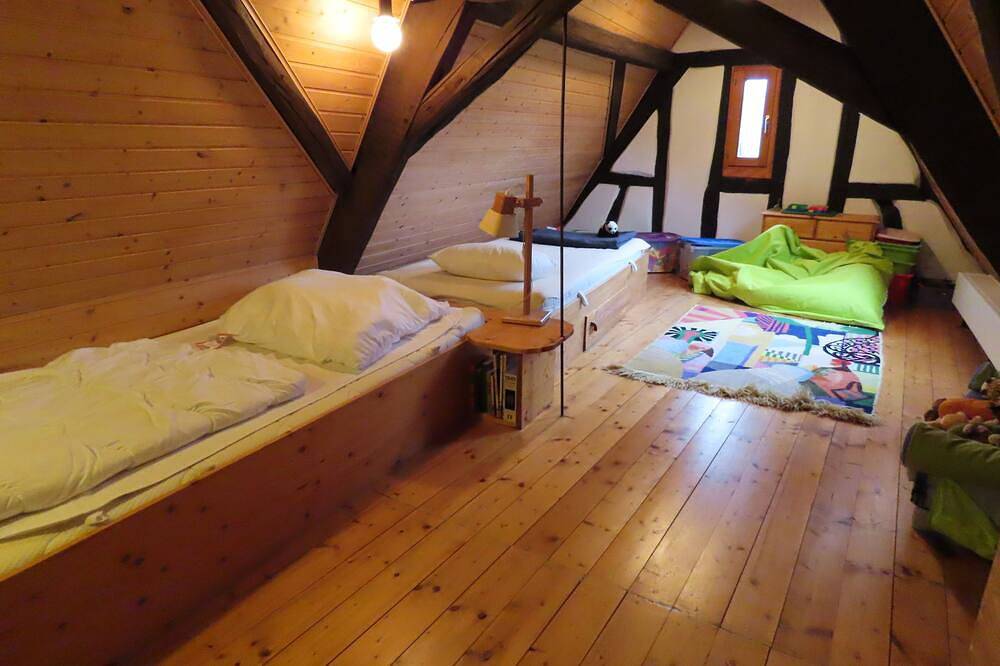 Idílica casa de entramado de madera con un gran jardín y parque infantil y huerto in Cleebourg, Región de Wissembourg