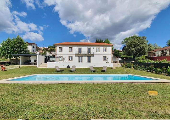 Location de vacances pour 8 personnes, avec Balcon et Terrasse ainsi que Jardin et Piscine dans Pedraça