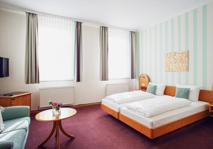 Ganze Ferienwohnung, Hotel Schwarzer Bär Jena - Einzelzimmer mit Du/Wc in Jena, Saaleland
