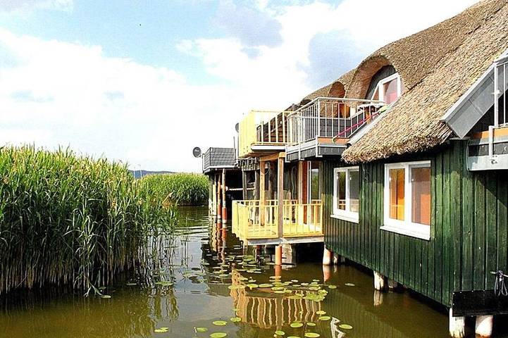 Hausboot für 2 Personen, mit Balkon in Mecklenburgische Seenplatte - 3