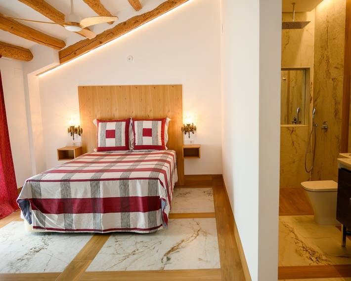 Alojamiento y desayuno para 3 personas, con jardín y jacuzzi en Provincia de Huesca