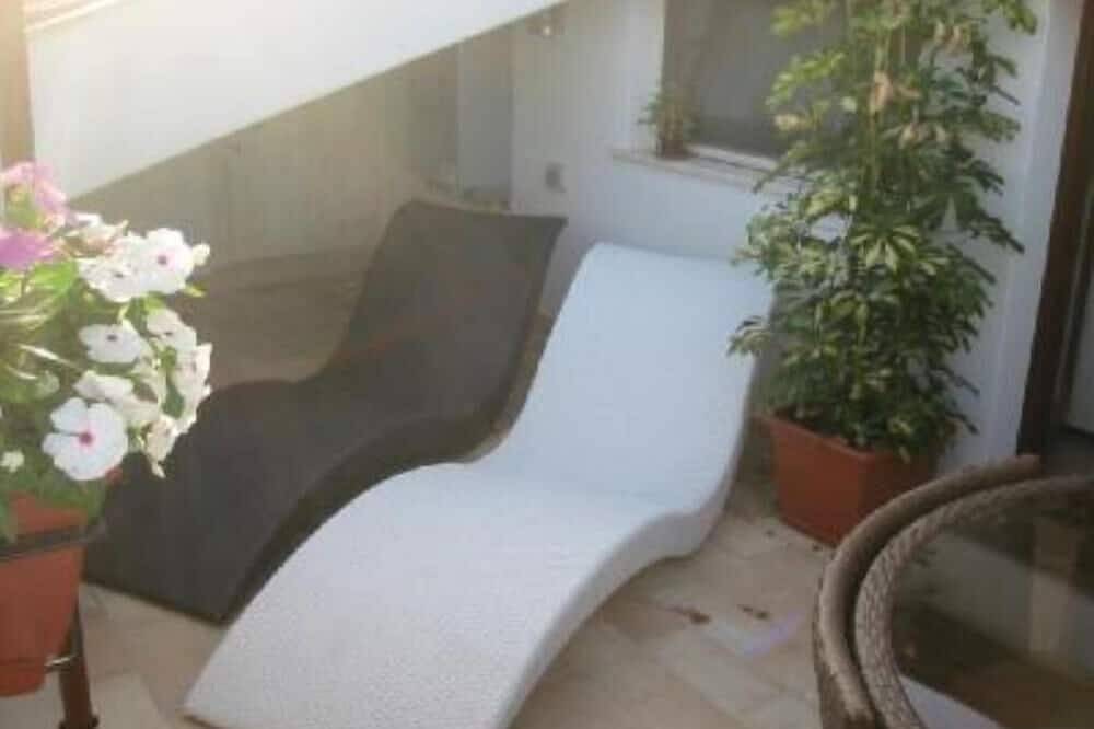 Entire apartment, Top floor penthouse apartment with terrace in the historical center, 3 km from the beach in Oristano, Campidano