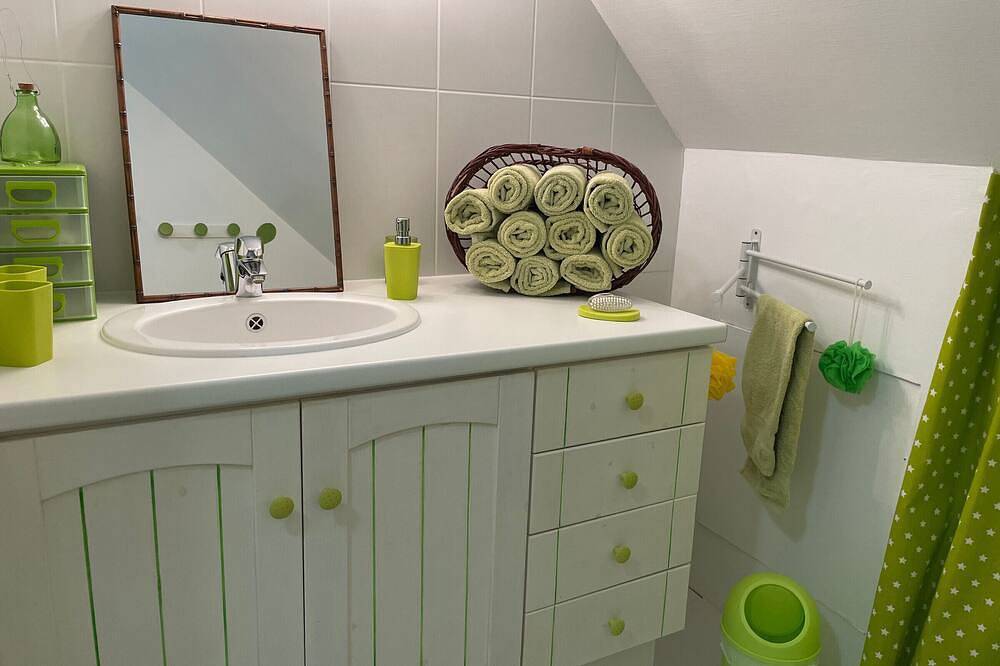 Spacious room with pool and private parking in Montreuil-le-Henri, Sarthe