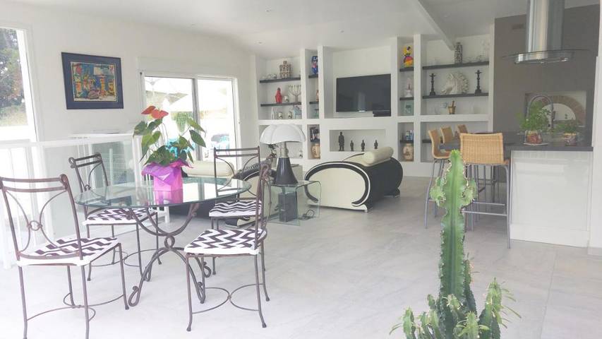 Location de vacances pour 4 personnes, avec vue ainsi que piscine et balcon à Cadolive - 4