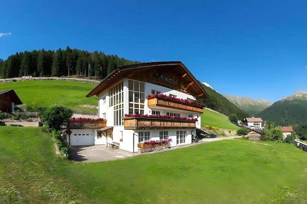 Ganze Wohnung, Apartment 'Tscharfhof' mit Bergblick, privater Terrasse und Wlan in Walten, St. Leonhard in Passeier