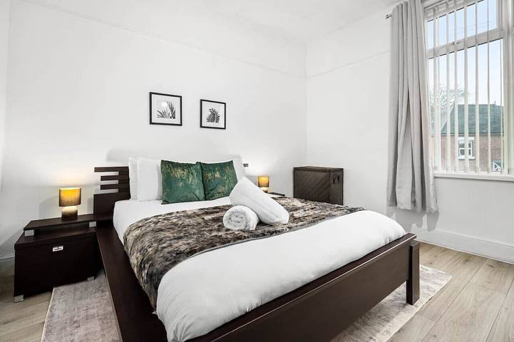 Luxury Townhouse - 4 Bed - Terrace - Parking in Birmingham, Birmingham Area