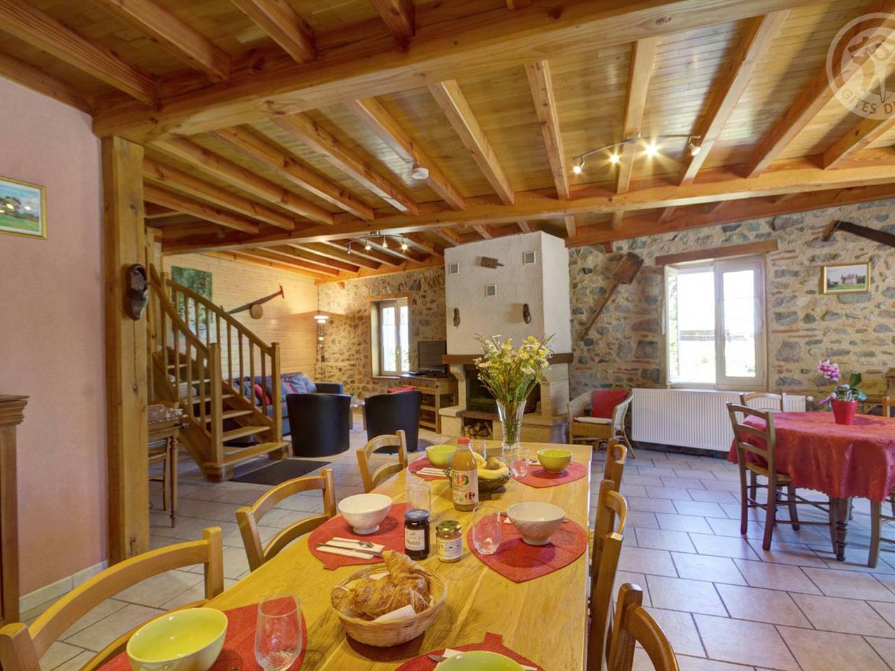 Gîte spacieux au cœur de la nature avec cheminée et activités extérieures in Saint-Romain-d'Urfé, Région de Roanne
