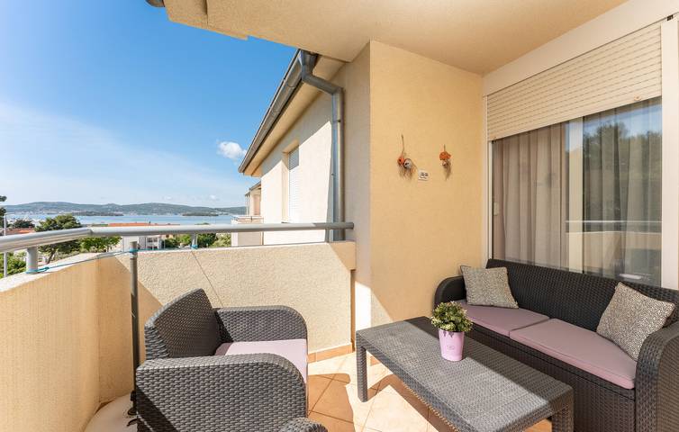 Ganze Ferienwohnung, Modern, 2 km vom Strand entfernt: Klimatisiertes Apartment mit Terrasse und Parkplatz in Biograd na Moru, Zadar