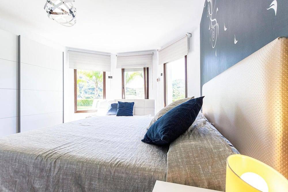 Beautiful home in Malaga with Wifi in Cómpeta, Málaga Provinsen
