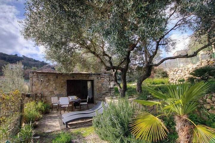 Location de vacances pour 2 personnes, avec terrasse ainsi que jacuzzi et piscine, animaux acceptés à Cateri - 4
