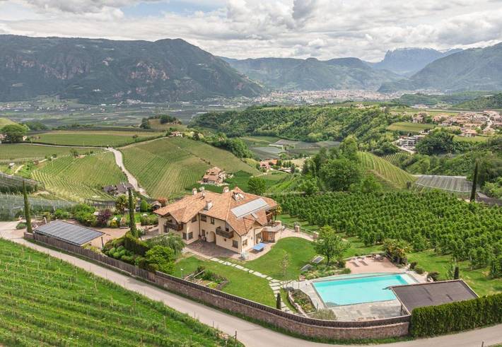 Ferienwohnung für 4 Personen, mit Whirlpool und Terrasse sowie Garten und Pool in Eppan an der Weinstraße
