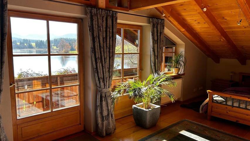 Ferienwohnung für 3 Personen, mit Balkon und Terrasse sowie Garten und Seeblick in Seeg - 2