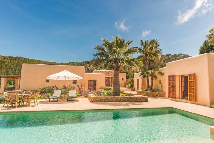 Casa de vacaciones para 10 personas, con jardín además de piscina y vistas, Se admiten mascotas en Ibiza