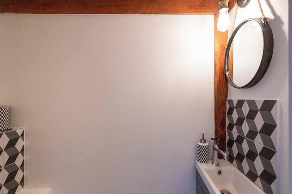 Pretty little house with private garden in Paris in Ivry-sur-Seine, Valle del Marne