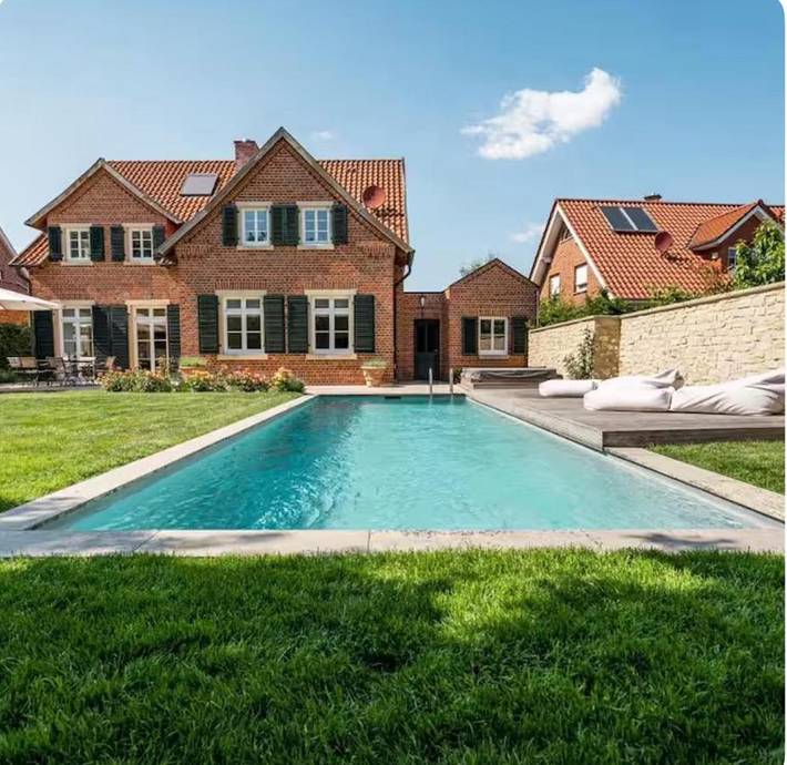 Villa für 23 Personen, mit Whirlpool und Terrasse sowie Pool und Sauna