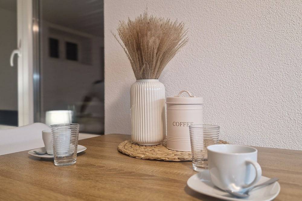 Entire apartment, Queen-size bed, top-equipped workplace, free parking space in St. Gallen, Lake Constance (Switzerland)