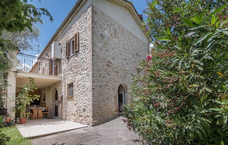 Gemütliche Wohnung mit Klimaanlage, Fernseher, Parkplatz, Terrasse, Küche – 1 km bis Tarano in Montebuono, Rieti Provinz