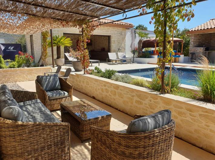 Gîte pour 8 personnes, avec jardin ainsi que piscine et terrasse