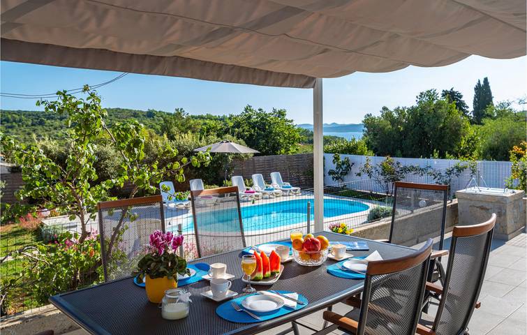 Geräumig, 2,5 km vom Strand entfernt: WLAN, Pool, Terrasse und Parkplatz inklusive in Sali, Dugi Otok