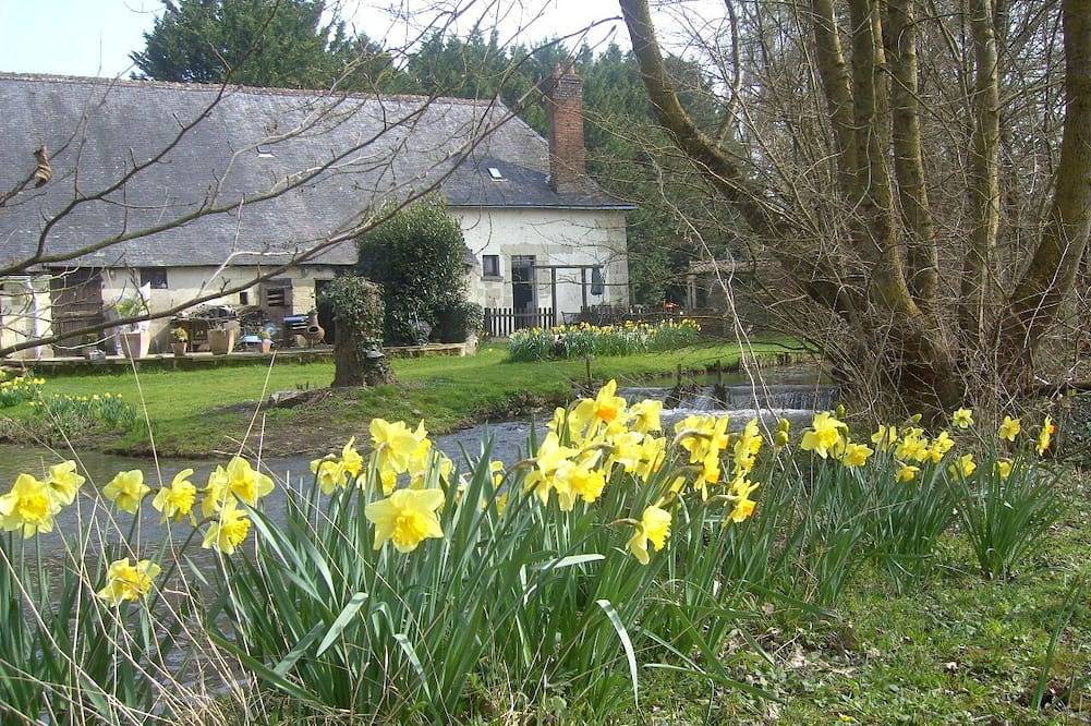 Chalet tranquille au bord de la rivière dans un parc de moulin à eau. in Lhomme, Sarthe