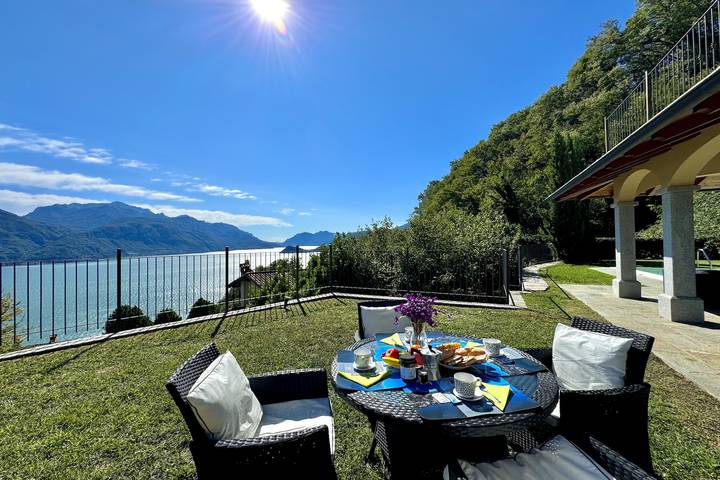 Villa für 6 Personen, mit Terrasse und Seeblick sowie Pool am Comer See