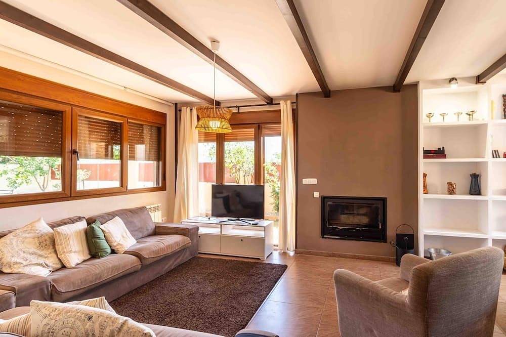 Modern House with swimming pool, garden, mountain views and barbecue in Dúrcal, Granada Province