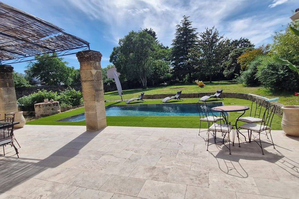 Charming winegrower's farmhouse/villa recently renovated with swimming pool max 14 pers. in Marsillargues, Mediterranean Coast (France)