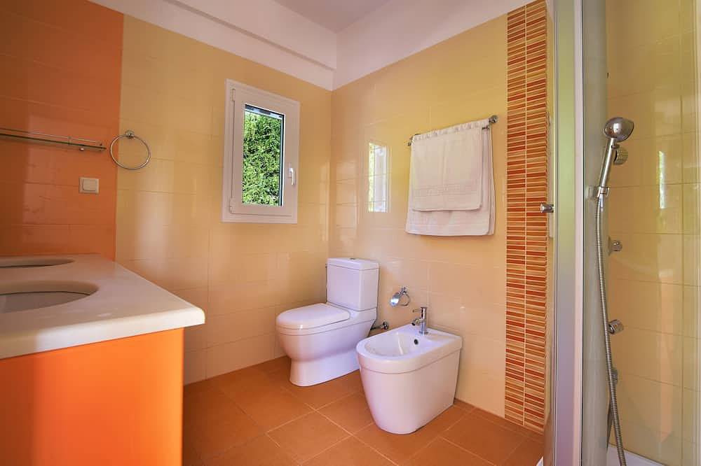 Familienfreundliche Luxusvilla direkt am Strand mit eigenem Tennisplatz, Pool, Whirlpool ... in Roda, Korfu
