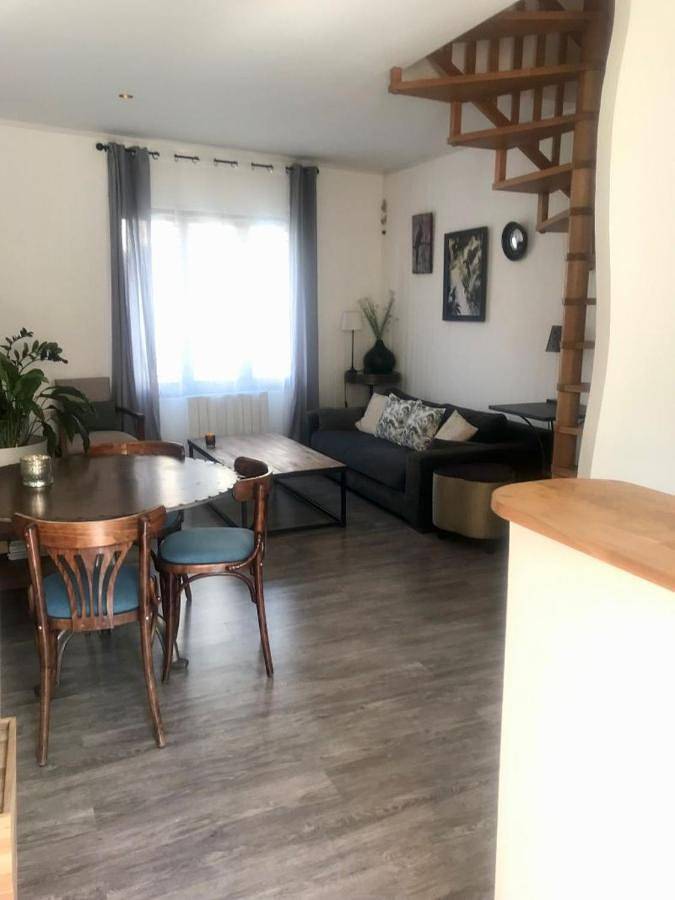 Appartement entier, Two-Bedroom Apartment in Évian-les-Bains, Région de Thonon-les-Bains