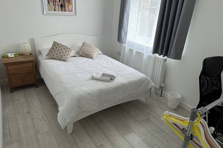 4 double bedroom modern house, close to shops , hospitals, Brooks , Headington in Oxford, Oxfordshire