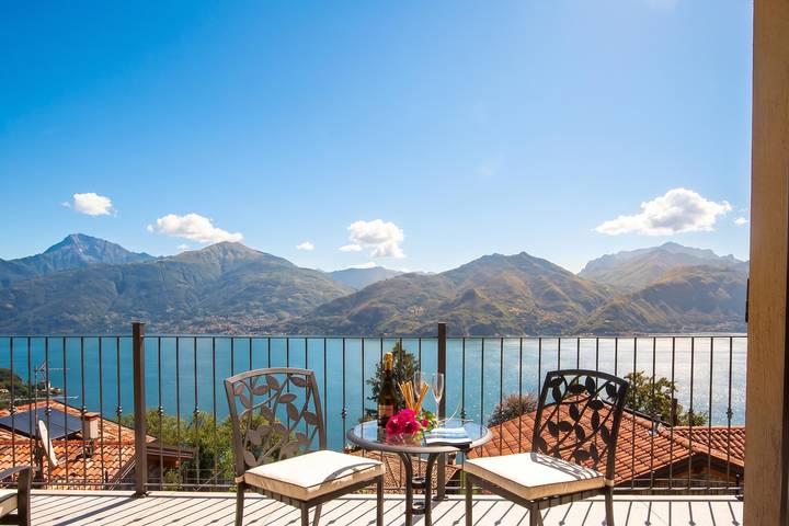 Villa voor 6 personen, with zwembad and balkon as well as uitzicht op het meer, kindvriendelijk aan het Comomeer