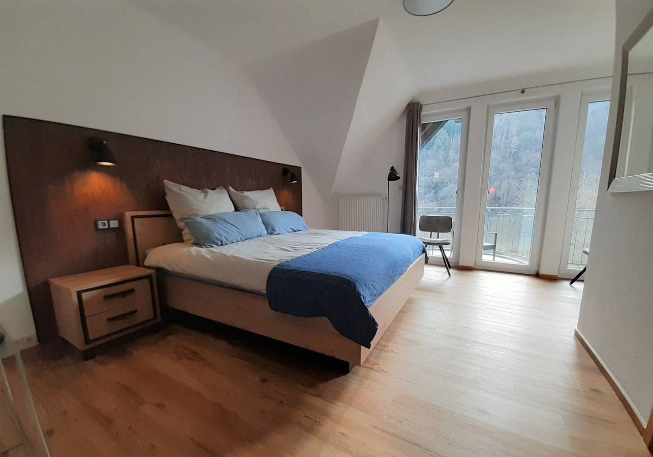 Haus Moselliebe - Charmantes Frühstücks Zimmer mit Balkon und Blick auf die Mosel. Raucherfreihaus in Ediger-Eller, Cochem-Zell