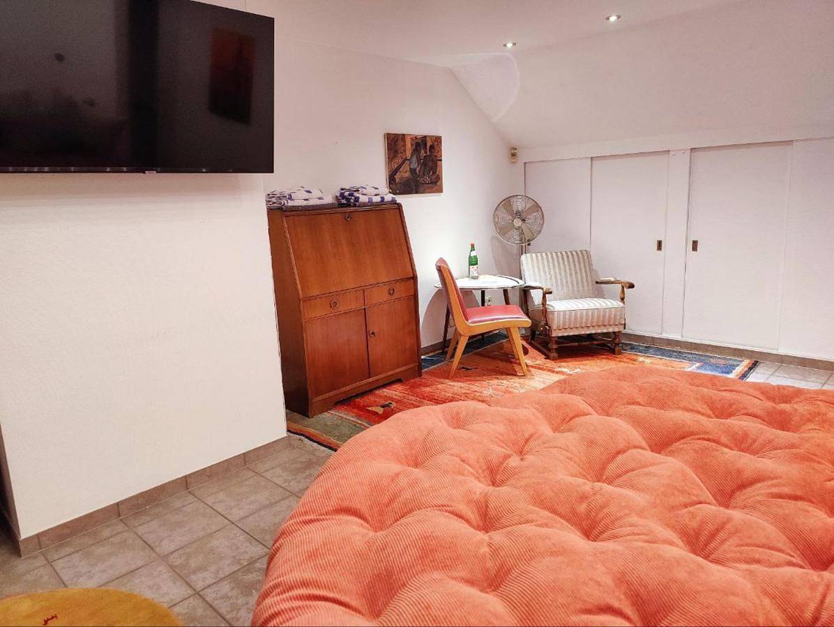 Spacious & comfortable guestrooms w private bathrooms near Koelnmesse & Lanxess Arena, free parking, highspeed Wifi in Kalk (Keulen), Keulen