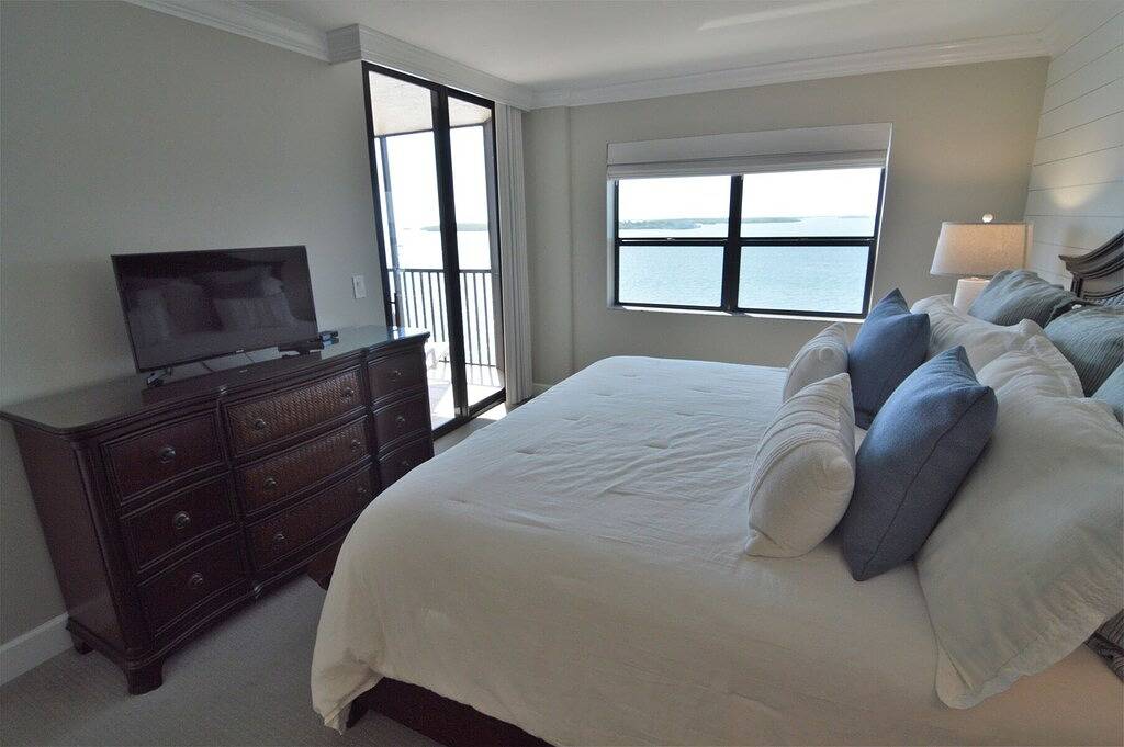 Ganze Wohnung, Sanibel Harbour Resort Bay View Tower 633: Seaside colors inspire this Beachfront Condo in Punta Rassa, Southwest Florida