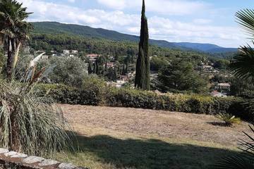 Location de vacances pour 5 personnes, avec jardin ainsi que jacuzzi et terrasse à Figanières