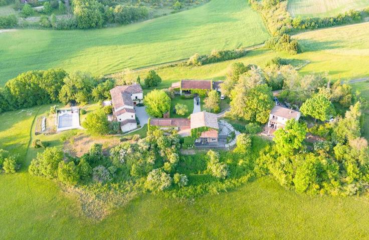 Location de vacances pour 2 personnes, avec Balcon et Terrasse ainsi que Jardin et Piscine à Puycalvel