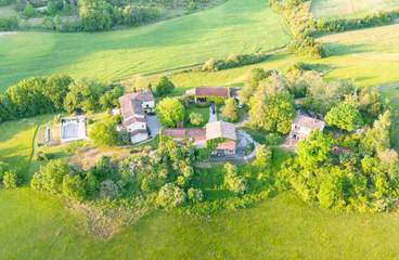 Location de vacances pour 2 personnes, avec vue ainsi que piscine et jardin, animaux acceptés à Puycalvel