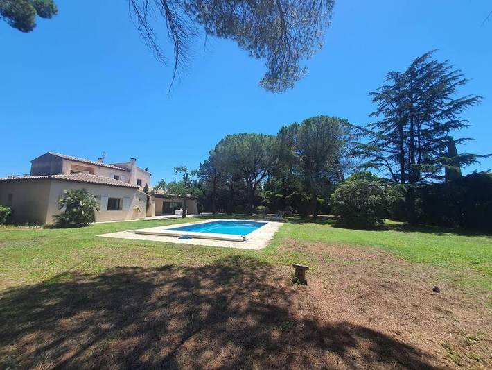 Location de vacances pour 14 personnes, avec piscine ainsi que vue et jardin à Garons - 4