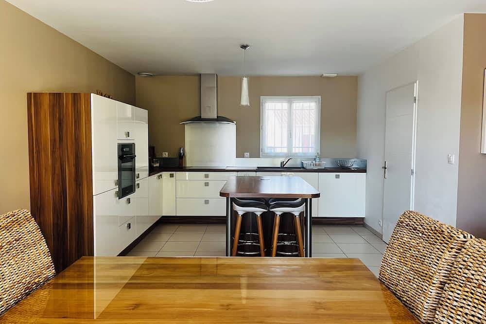 Villa with a garden in a charming village near Avignon in Entraigues-sur-la-Sorgue, Vaucluse