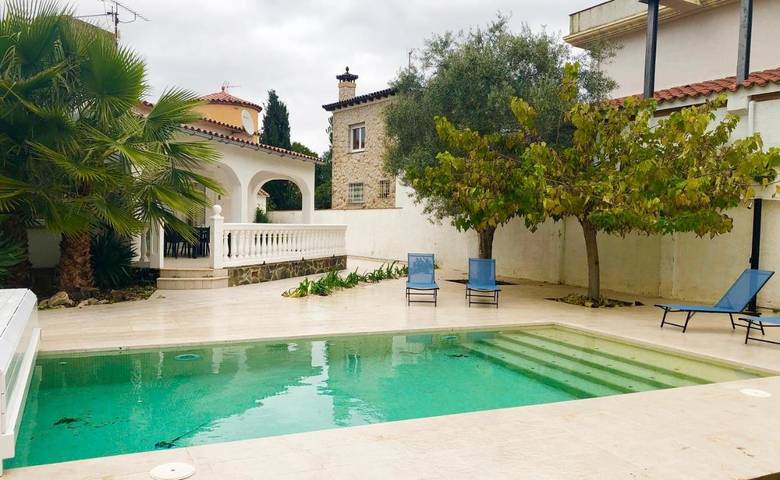 Casa rural para 8 personas, con jardín además de vistas y piscina, Se admiten mascotas en Ampuriabrava