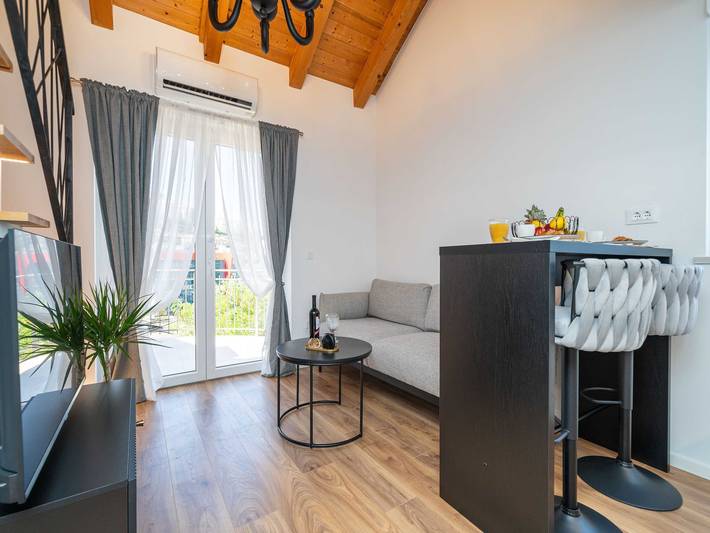 Holiday rental for 2 people, with balcony and pool as well as hot tub and garden in Dubrovnik