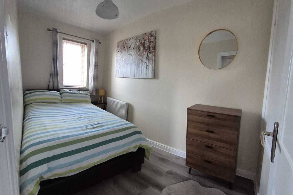 Cosy 2 Bedroom House Stevenage Old town Close to Train Station Sleeps 4-6 in Stevenage, Hertfordshire